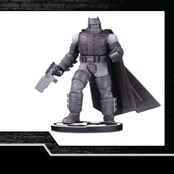 DC BATMAN BLACK & WHITE ARMORED BATMAN BY FRANK MILLER STATUE - Picture 2 of 2